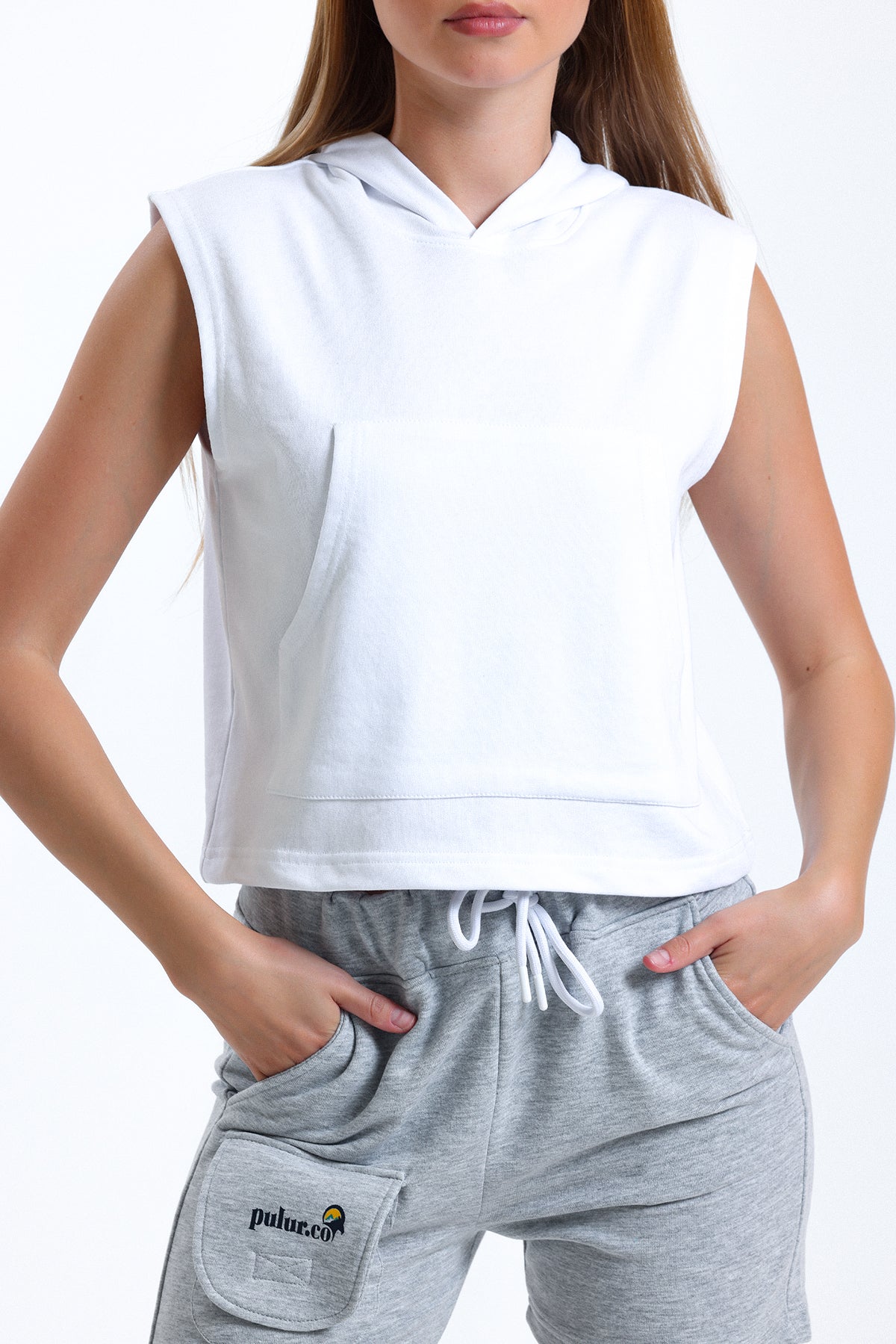 Beyaz Kolsuz Kapüşonlu Crop Sporcu Atlet Tişört