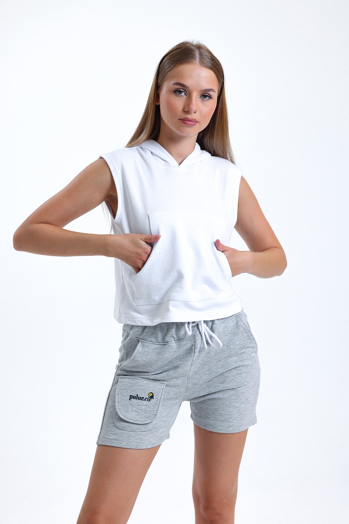 Beyaz Kolsuz Kapüşonlu Crop Sporcu Atlet Tişört