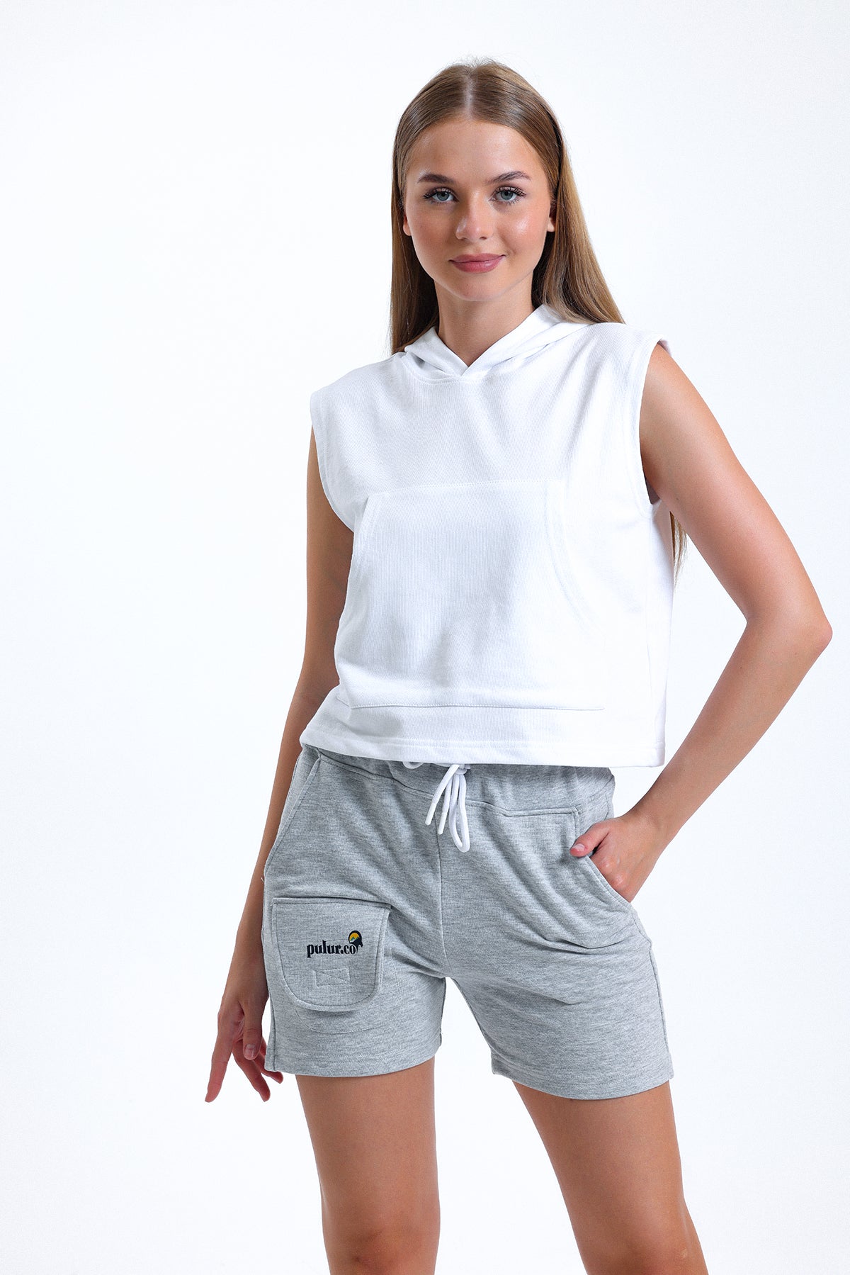 Beyaz Kolsuz Kapüşonlu Crop Sporcu Atlet Tişört