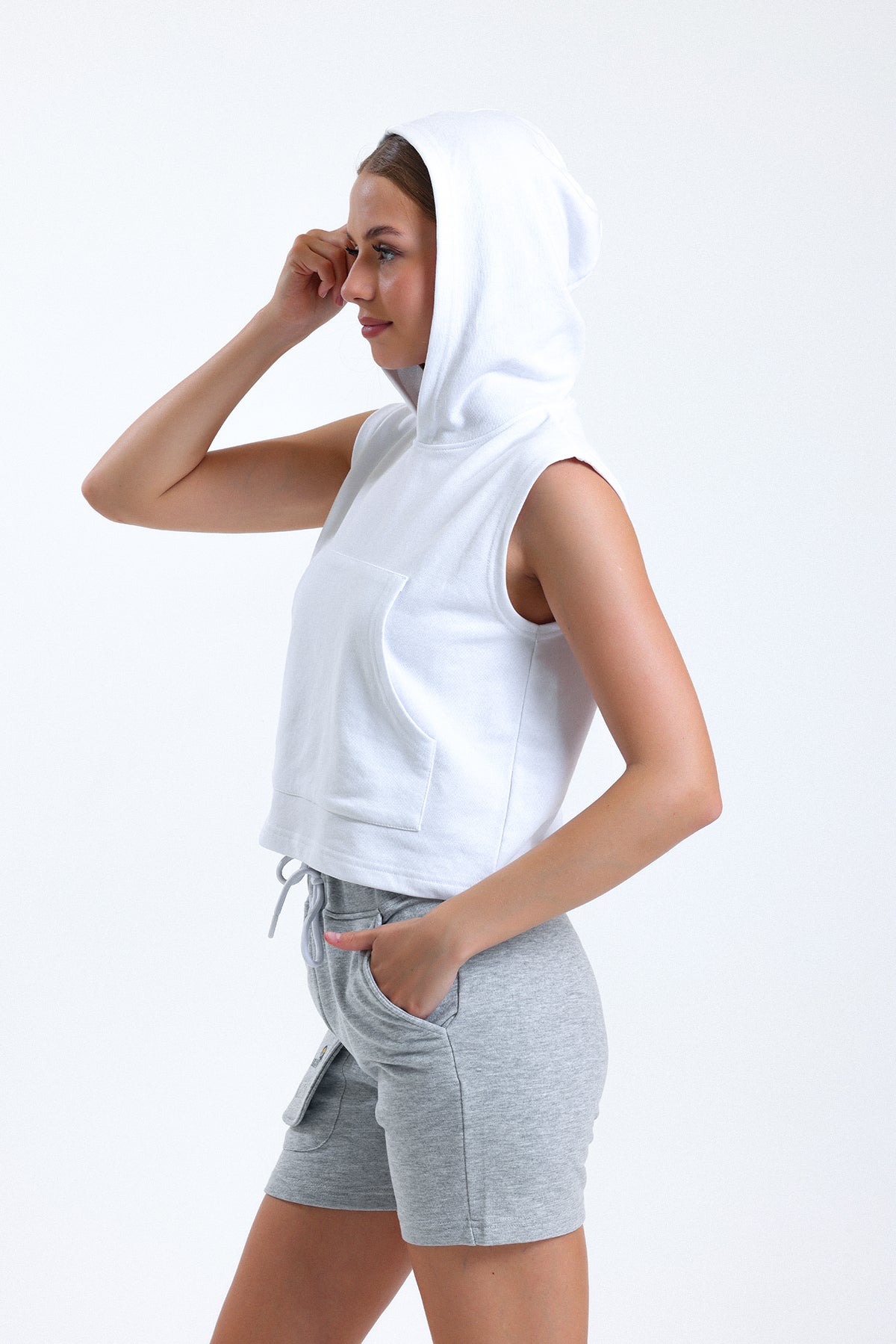 Beyaz Kolsuz Kapüşonlu Crop Sporcu Atlet Tişört