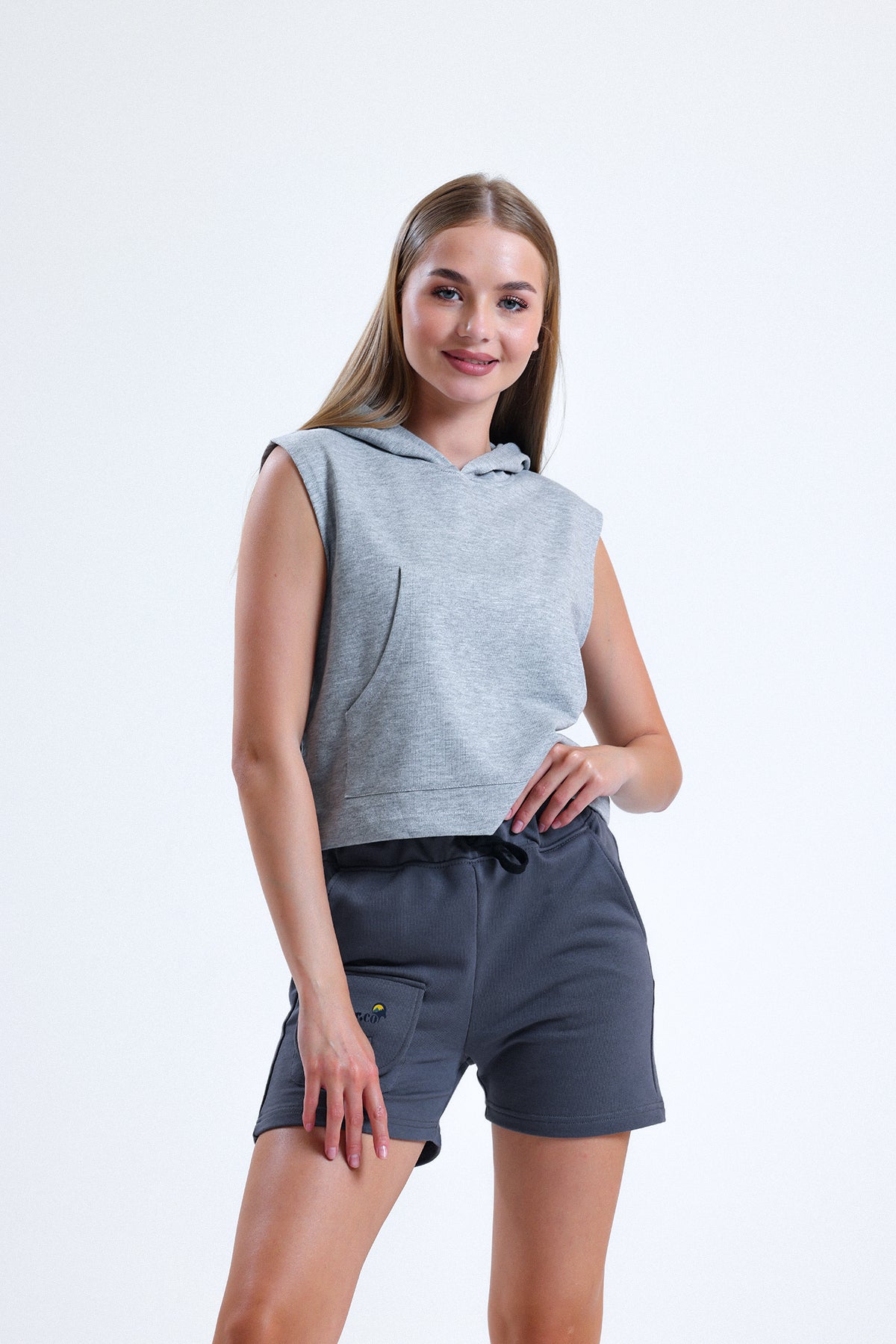 Gri Melanj Kolsuz Kapüşonlu Crop Sporcu Atlet Tişört