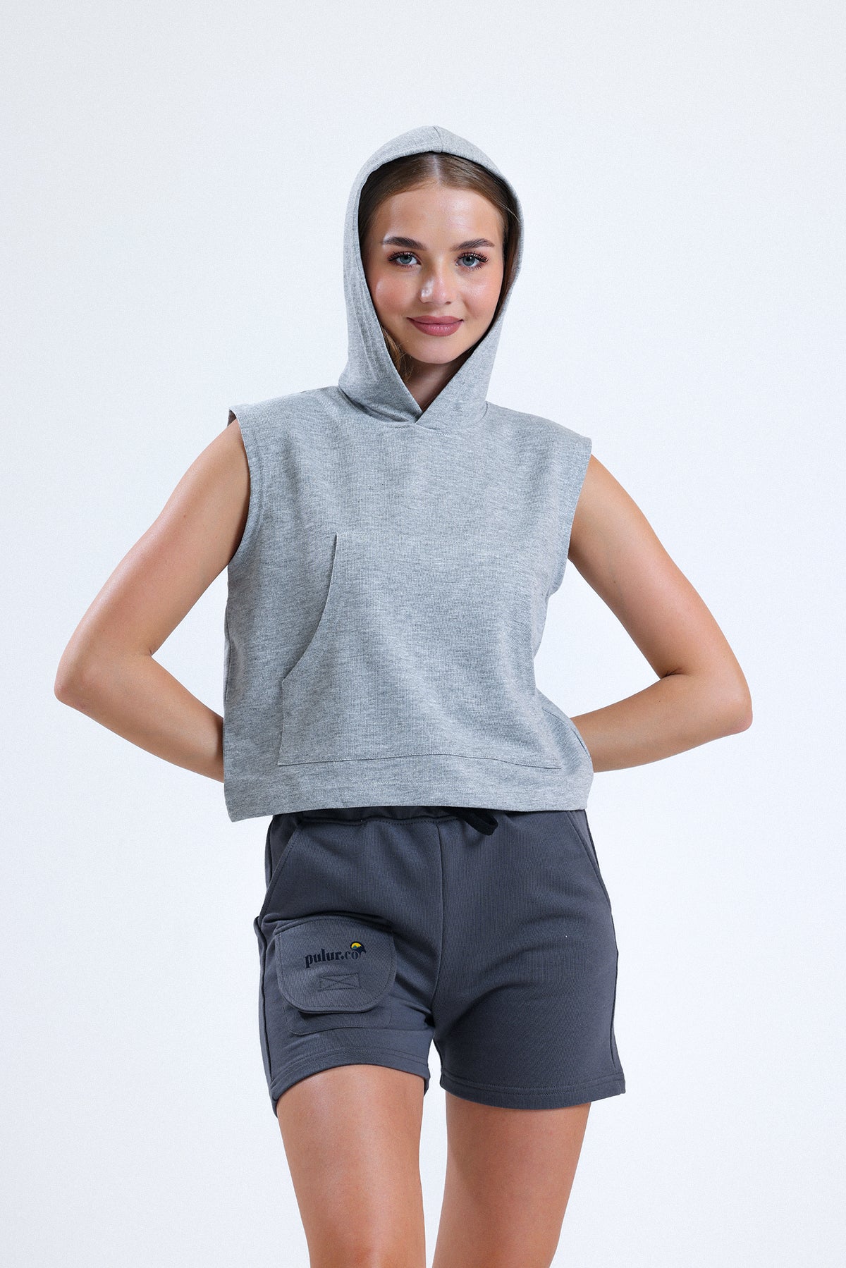 Gri Melanj Kolsuz Kapüşonlu Crop Sporcu Atlet Tişört