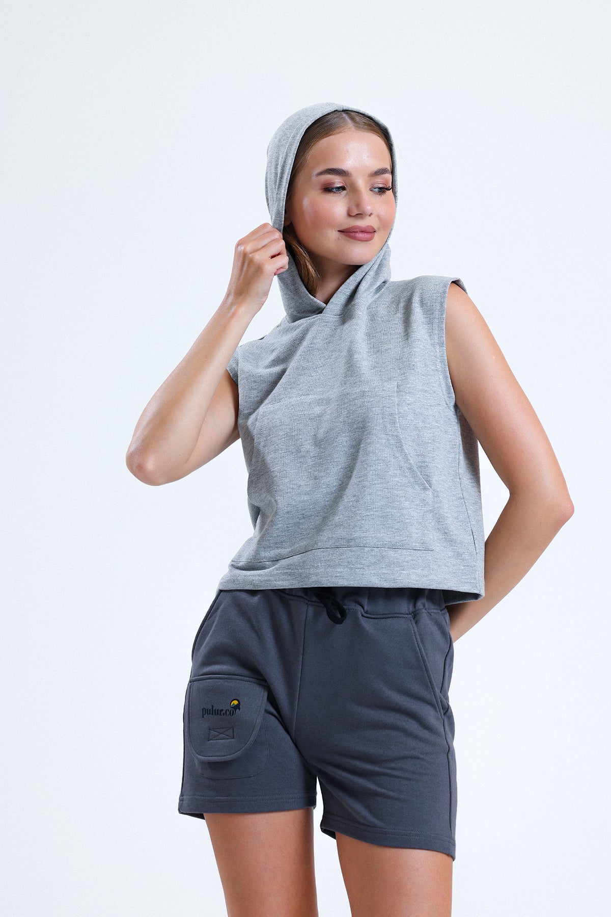 Gri Melanj Kolsuz Kapüşonlu Crop Sporcu Atlet Tişört