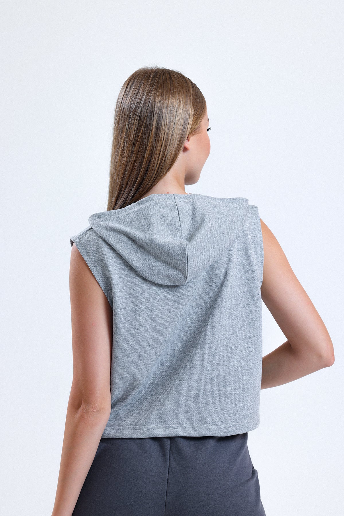 Gri Melanj Kolsuz Kapüşonlu Crop Sporcu Atlet Tişört