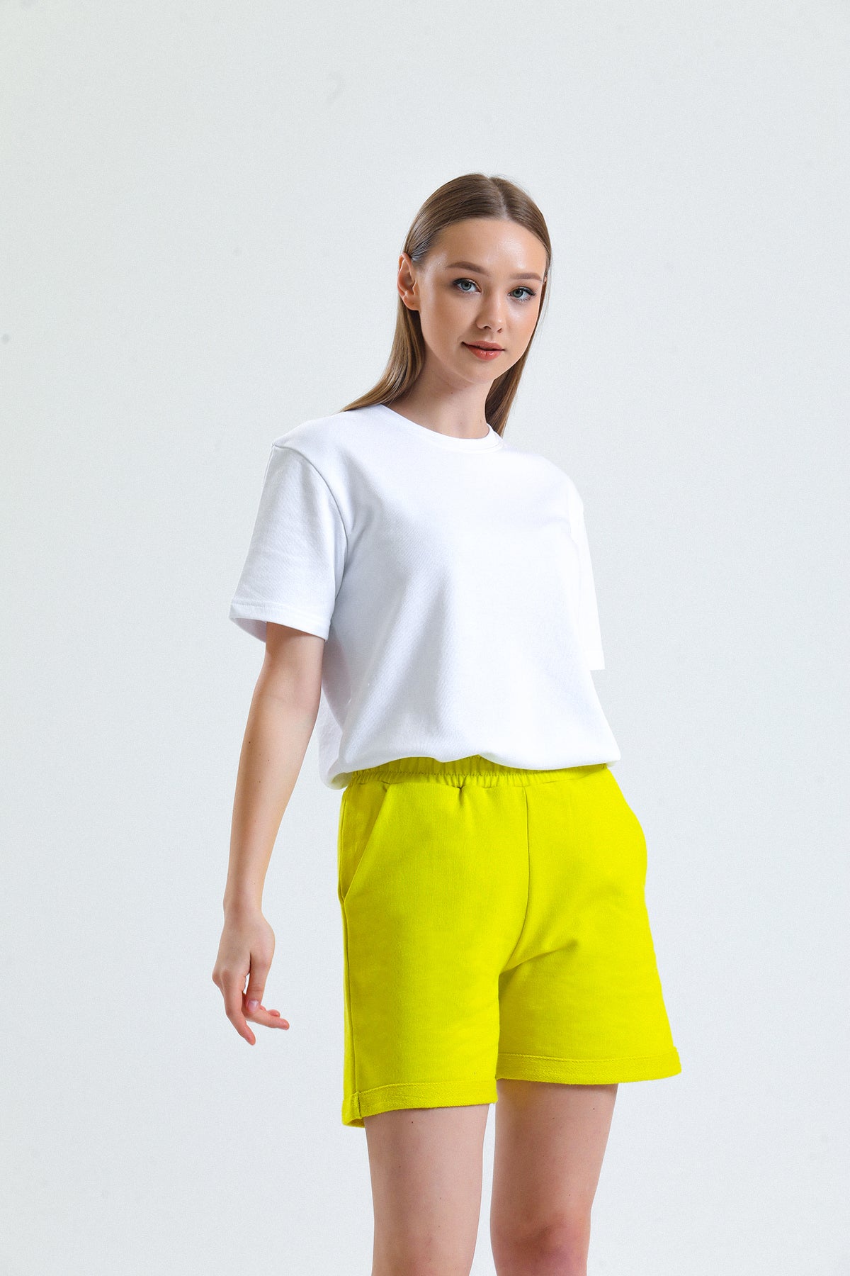 Limon Sarısı Paça Detaylı Cepli Yüksek Bel Kısa Sweat Şort