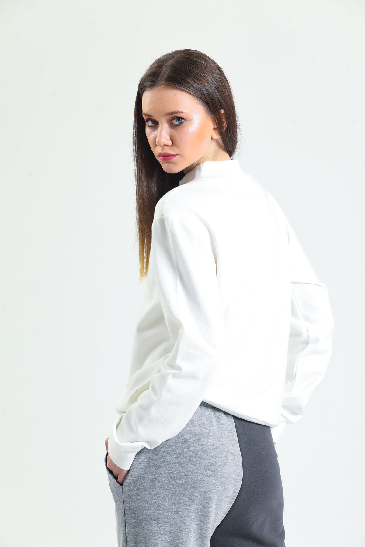 Beyaz Dik Yaka Sweatshirt