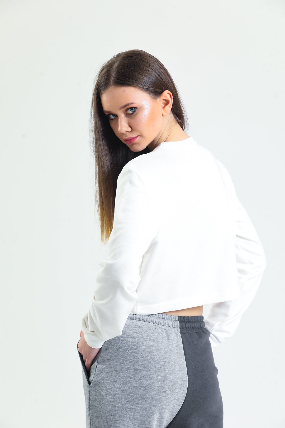Beyaz Bisiklet Yaka Crop Sweatshirt