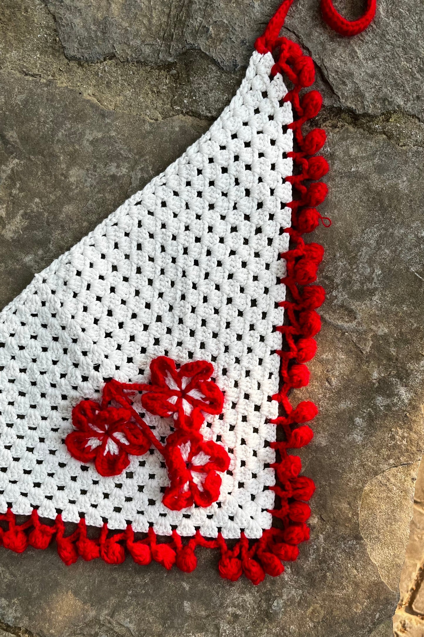 Beyaz Renkli File Model Kırmızı Çiçek Detaylı Tığ İşi Bandana