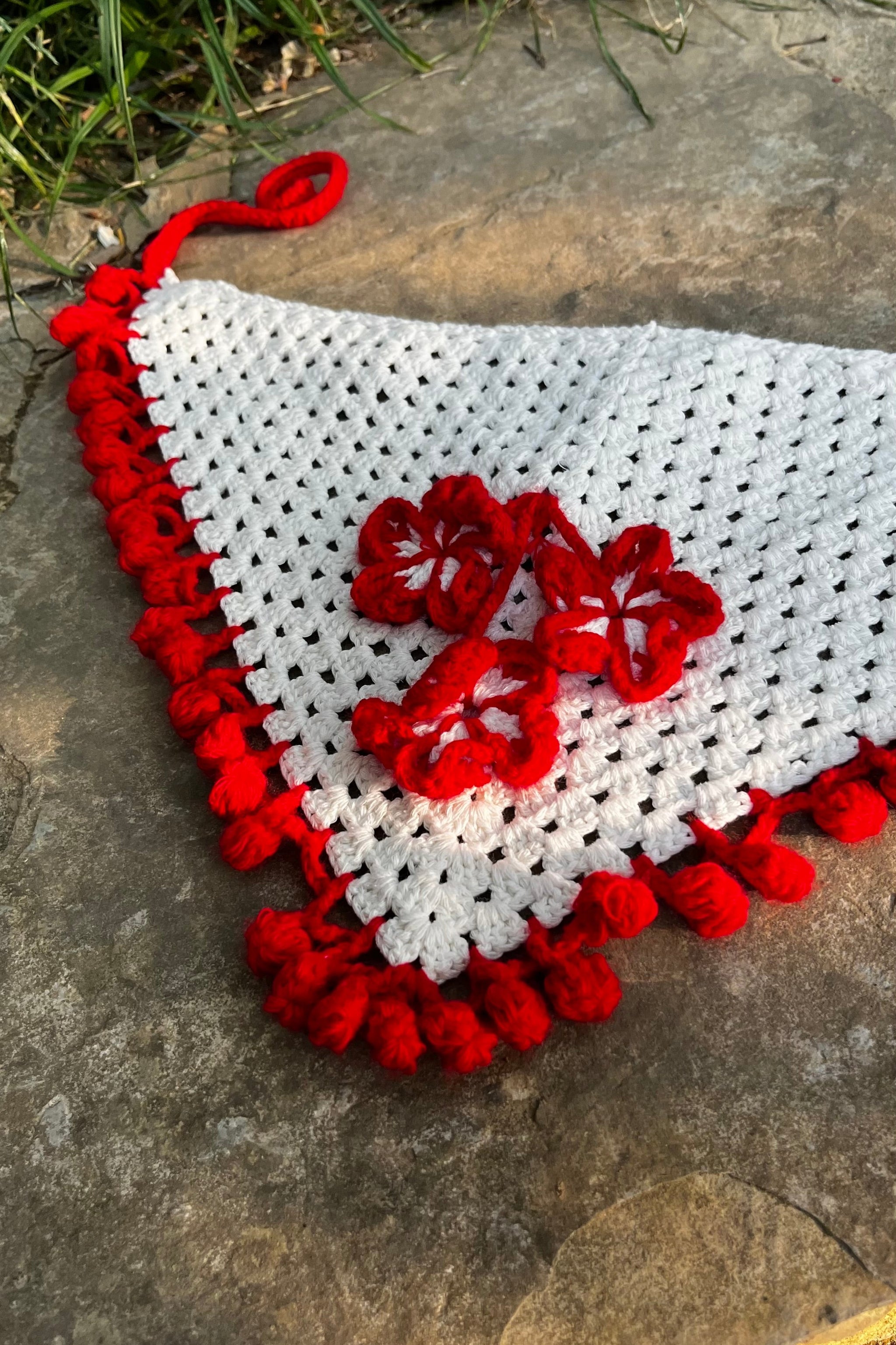 Beyaz Renkli File Model Kırmızı Çiçek Detaylı Tığ İşi Bandana