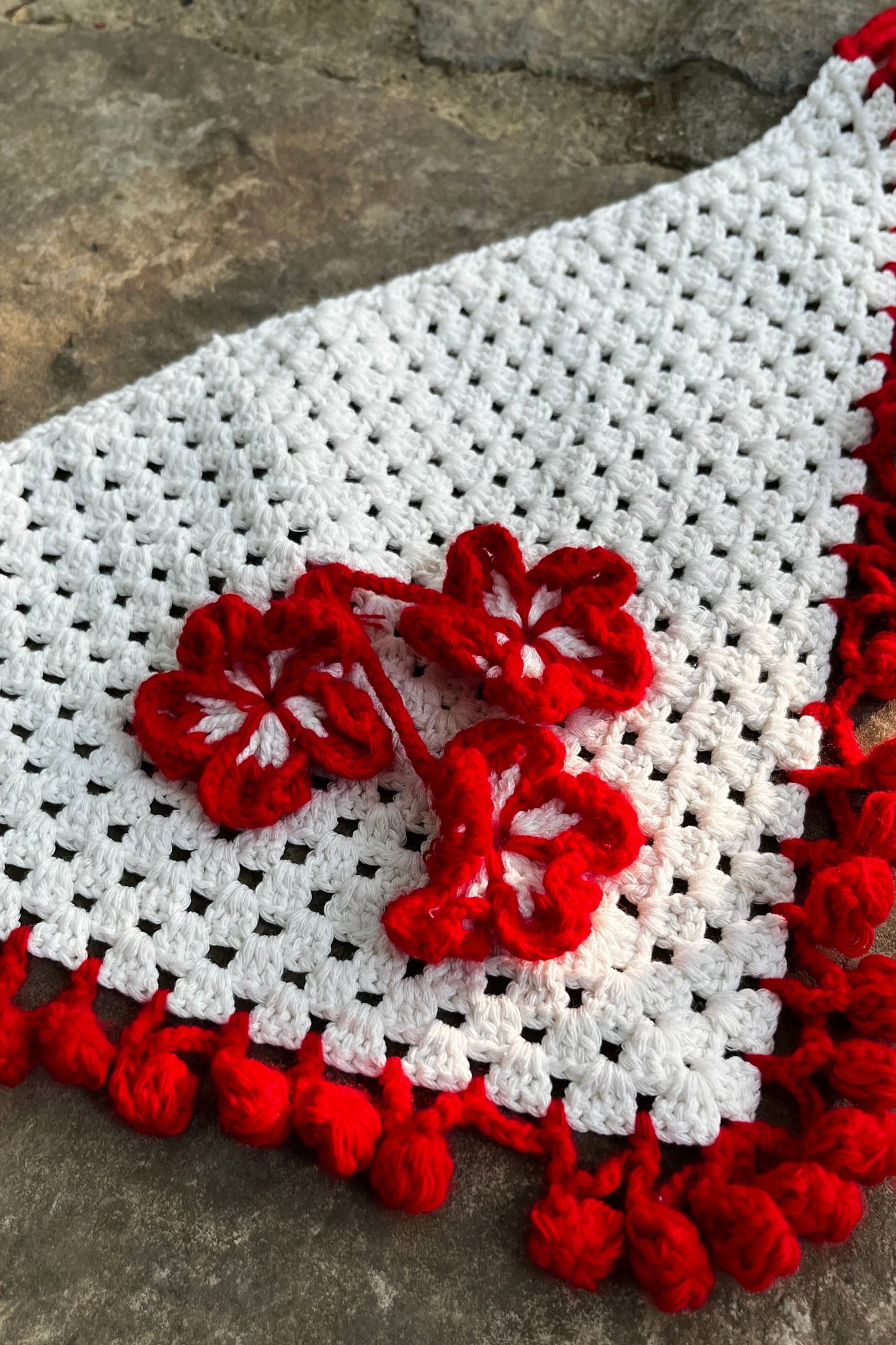 Beyaz Renkli File Model Kırmızı Çiçek Detaylı Tığ İşi Bandana