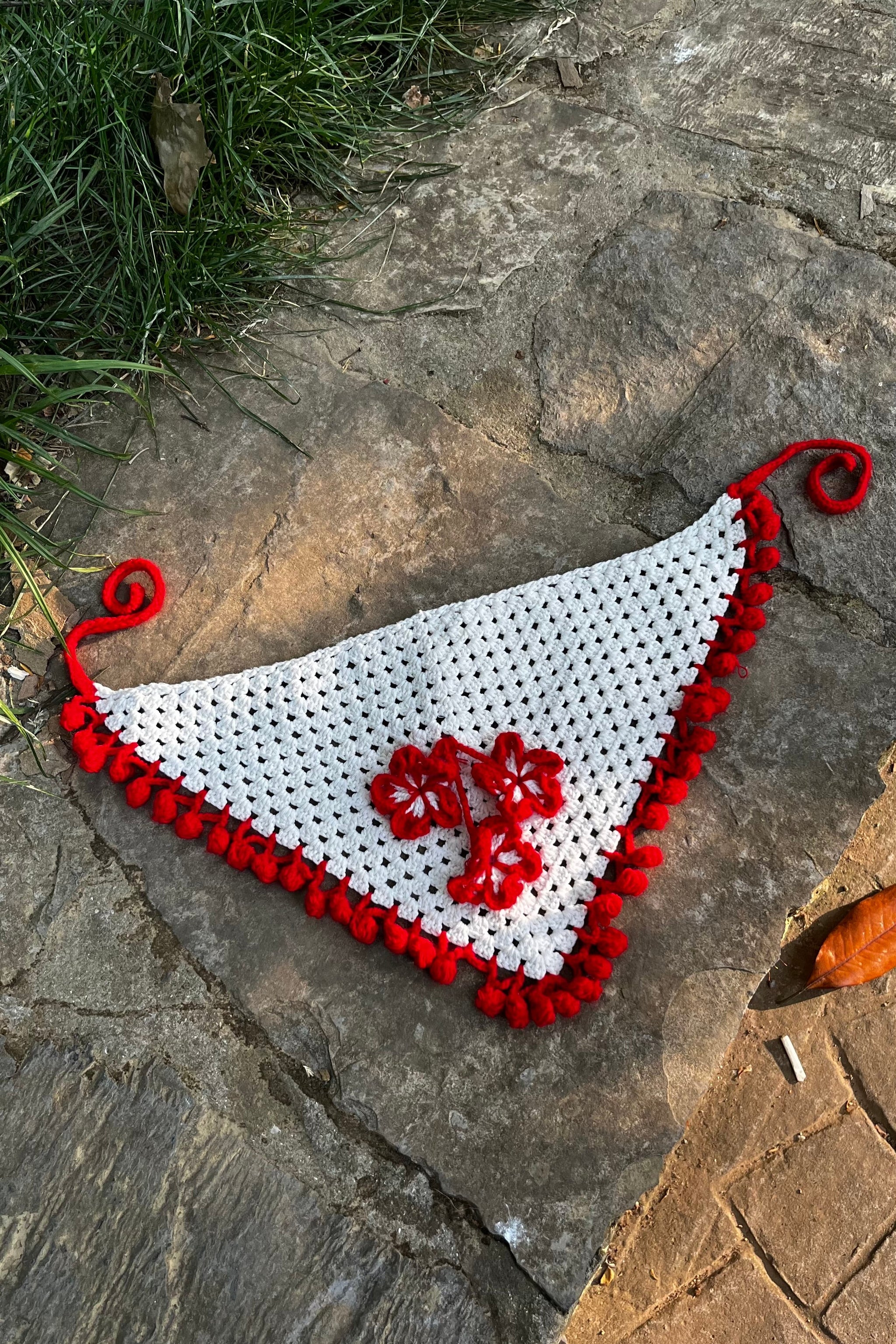 Beyaz Renkli File Model Kırmızı Çiçek Detaylı Tığ İşi Bandana