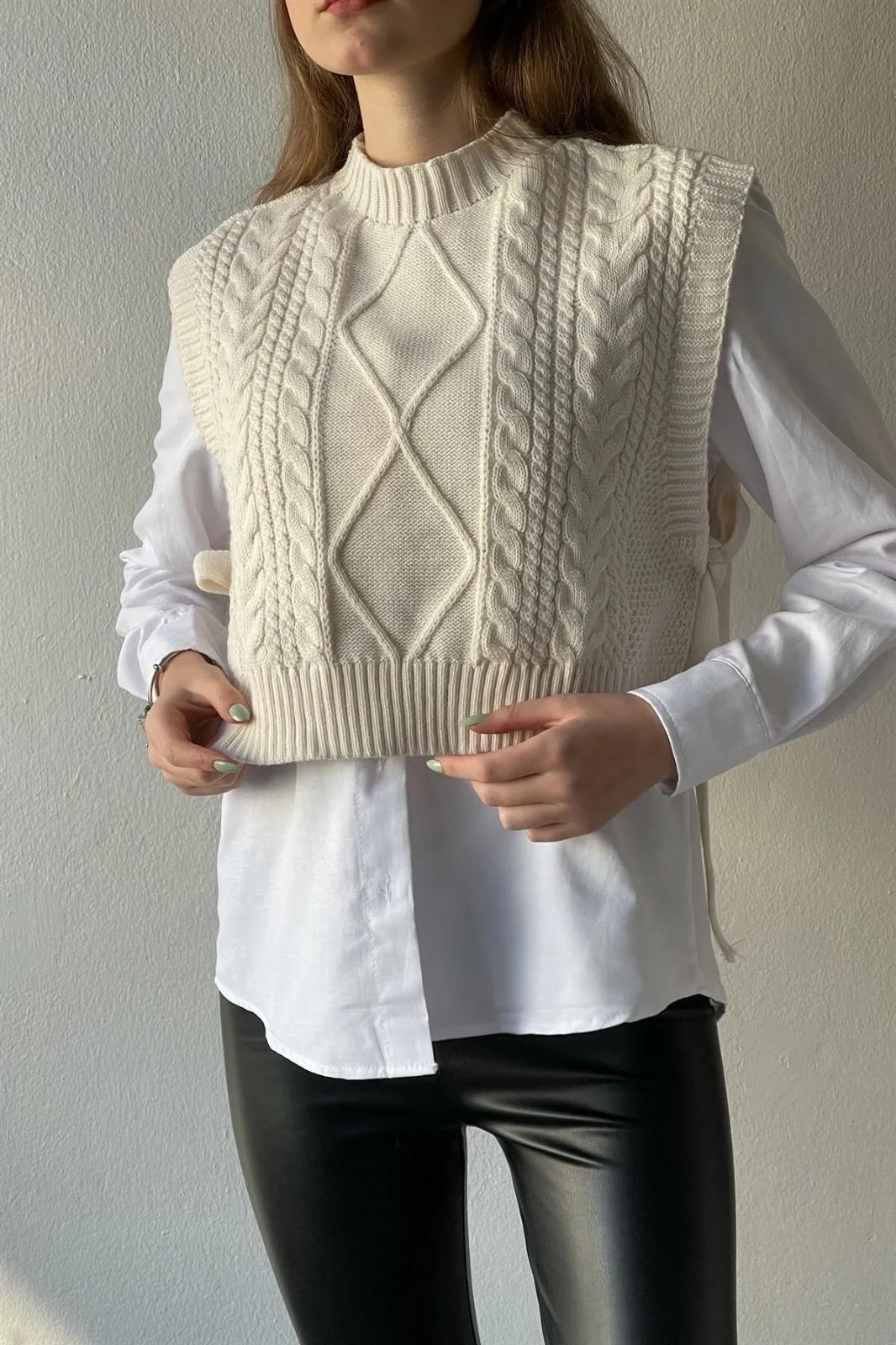 Krem Yandan Bağlamalı Triko Süveter